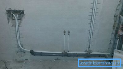 Instalación de tuberías para el mezclador en el baño en una pared de ladrillos. Instalación de tuberías para el mezclador en el baño en una pared de ladrillos.