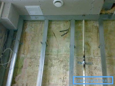 Instalación de tubería en una pared falsa. Instalación de tubería en una pared falsa.