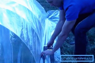Instalación de película de celofán en el esqueleto del invernadero. Instalación de película de celofán en el esqueleto del invernadero.