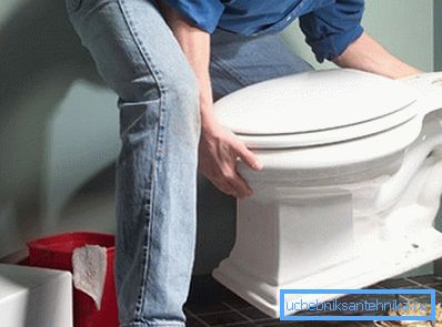 Instalación de un inodoro: el trabajo del hombre que exige fuerza física e ingenio técnico. Instalación de un inodoro: el trabajo del hombre que exige fuerza física e ingenio técnico.