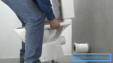Instalación de una taza de inodoro en soportes prefijados. Instalación de una taza de inodoro en soportes prefijados.
