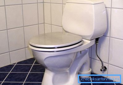 Instalación de una taza de inodoro de un sistema compacto en un piso de una baldosa cerámica. Instalación de una taza de inodoro de un sistema compacto en un piso de una baldosa cerámica.