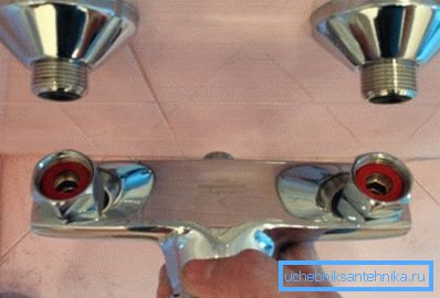 Instalación de la salida de tuberías al mezclador desde la pared con sus propias manos. Instalación de la salida de tuberías al mezclador desde la pared con sus propias manos.