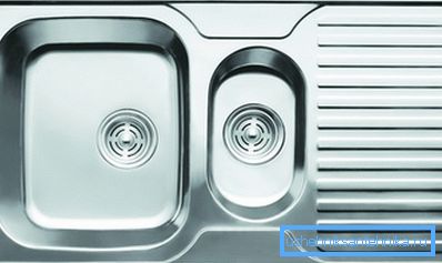 Lavabo médico de acero inoxidable en dos secciones. Lavabo médico de acero inoxidable en dos secciones.