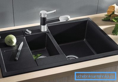 Lavabo en la cocina debe ser espacioso. Lavabo en la cocina debe ser espacioso.