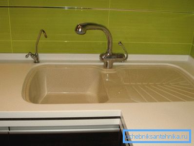 Lavabo con el mezclador incorporado. Lavabo con el mezclador incorporado.