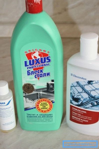 Los detergentes líquidos y en gel son la mejor manera de lavar un fregadero de acero inoxidable. Los detergentes líquidos y en gel son la mejor manera de lavar un fregadero de acero inoxidable.