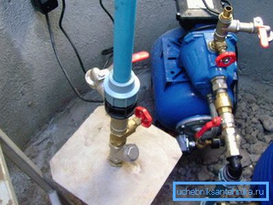 En la foto - bomba de superficie en el foso. En la foto - bomba de superficie en el foso.