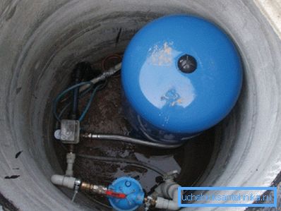 En la foto: colocación del equipo para el suministro de agua a la casa desde un pozo en el cajón. En la foto: colocación del equipo para el suministro de agua a la casa desde un pozo en el cajón.