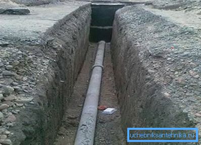En la foto, una tubería de asbesto que protegerá de manera confiable la red de agua. En la foto, una tubería de asbesto que protegerá de manera confiable la red de agua.