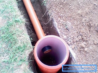 En la foto - la instalación del pozo de drenaje. En la foto - la instalación del pozo de drenaje.