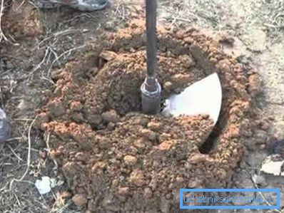 En la foto: perforación de un pozo de agua en un área suburbana con una herramienta casera En la foto: perforación de un pozo de agua en un área suburbana con una herramienta casera