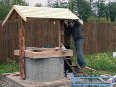 En una foto - instalación de un pozo de techo. En una foto - instalación de un pozo de techo.