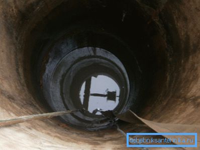 En la foto - la toma de agua de la mina con una bomba sumergida En la foto - la toma de agua de la mina con una bomba sumergida