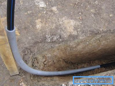 En la foto - entrar en la tubería en la zanja En la foto - entrar en la tubería en la zanja