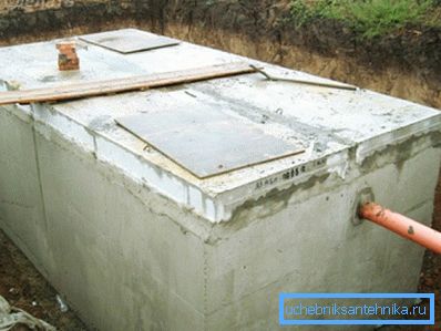 En la foto - tanque de sedimentación de hormigón. En la foto - tanque de sedimentación de hormigón.