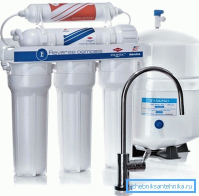 En la foto - sistema de filtración de agua potable del hogar. En la foto - sistema de filtración de agua potable del hogar.