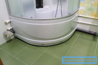 En la foto: la mayoría de las veces los problemas surgen precisamente en la parte inferior de la cabina, donde hay muchas juntas y partes móviles. En la foto: la mayoría de las veces los problemas surgen precisamente en la parte inferior de la cabina, donde hay muchas juntas y partes móviles.