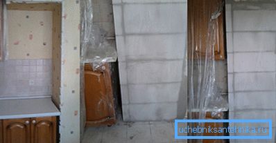 En la foto, parte de la construcción primero se redujo lo más posible, y luego se restauró. En la foto, parte de la construcción primero se redujo lo más posible, y luego se restauró.