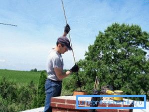En la foto - limpiando la chimenea con un faldón. En la foto - limpiando la chimenea con un faldón.