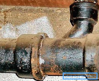 En la foto - campana de alcantarillado tipo hierro En la foto - campana de alcantarillado tipo hierro