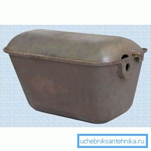 En la foto - fundición de hierro del antiguo inodoro En la foto - fundición de hierro del antiguo inodoro