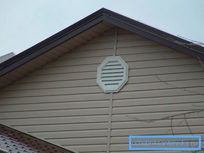 La foto muestra una casa con ventilación a dos aguas. La foto muestra una casa con ventilación a dos aguas.