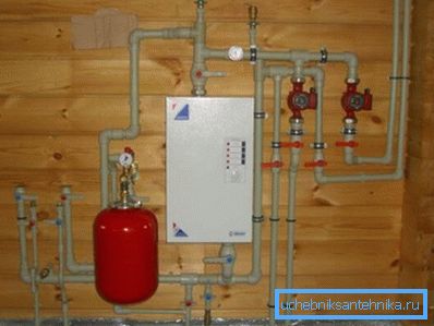 La foto muestra la caldera, alimentada por electricidad. La foto muestra la caldera, alimentada por electricidad.