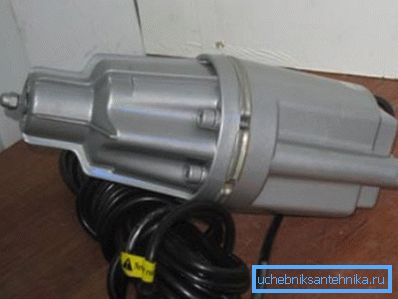 La foto muestra un dispositivo sumergible para bombear agua. La foto muestra un dispositivo sumergible para bombear agua.