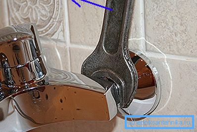 En la foto - el desmontaje de la grúa de pared. En la foto - el desmontaje de la grúa de pared.