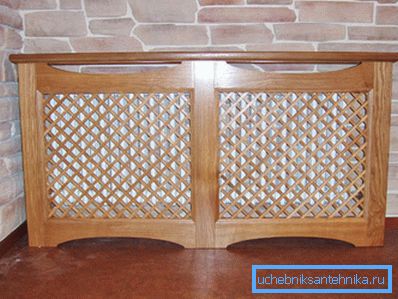 En la foto - rejas de madera en el interior. En la foto - rejas de madera en el interior.