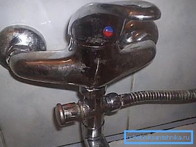 En la foto - un modelo bastante común de la mezcladora. En la foto - un modelo bastante común de la mezcladora.