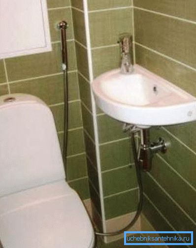 En la foto, el cabezal de la ducha para el bidet está conectado al lavabo. En la foto, el cabezal de la ducha para el bidet está conectado al lavabo.