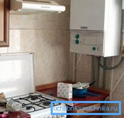En la foto, una moderna caldera de gas de doble circuito para calefacción de apartamentos autónoma En la foto, una moderna caldera de gas de doble circuito para calefacción de apartamentos autónoma