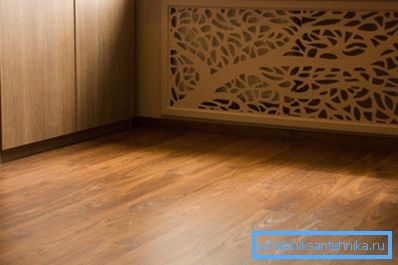 En la foto - una pantalla hecha profesionalmente de madera contrachapada. En la foto - una pantalla hecha profesionalmente de madera contrachapada.
