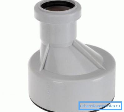 En la foto - un accesorio para conectar tuberías de diferentes secciones. En la foto - un accesorio para conectar tuberías de diferentes secciones.