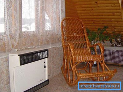 En la foto - convector de gas instalado en la sala. En la foto - convector de gas instalado en la sala.
