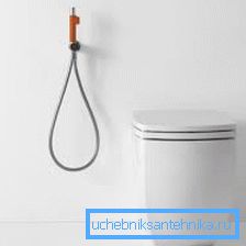 2920 En la foto: una ducha higiénica con un mezclador empotrado - un ejemplo vívido de minimalismo con estilo en el baño.