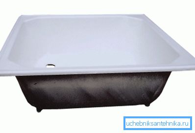 En la foto: un plato de ducha de hierro profundo de 90x90 se puede usar como baño para un niño, lo cual es muy conveniente En la foto: un plato de ducha de hierro profundo de 90x90 se puede usar como baño para un niño, lo cual es muy conveniente