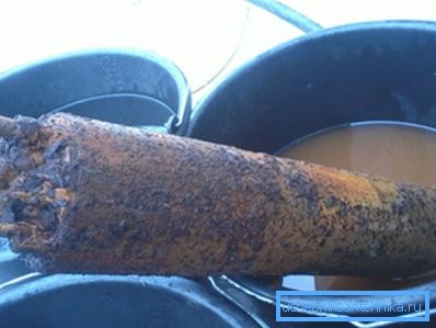 La foto muestra claramente el limo depositado en el casco. La foto muestra claramente el limo depositado en el casco.