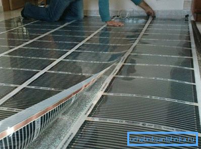 En la foto - es la instalación de un tipo de película de suelo cálido. En la foto - es la instalación de un tipo de película de suelo cálido.