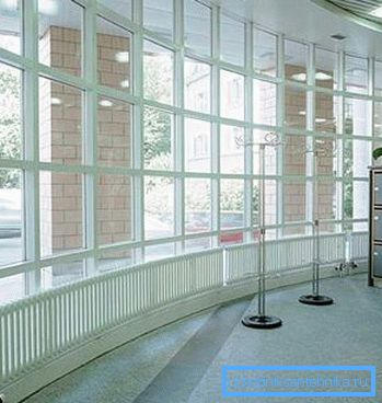 En la foto: a veces los radiadores no solo son una fuente de calor, sino también un elemento de decoración de la habitación. En la foto: a veces los radiadores no solo son una fuente de calor, sino también un elemento de decoración de la habitación.