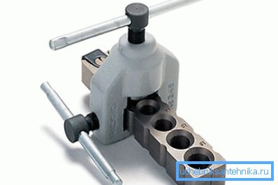 En la foto - una herramienta con un cono excéntrico. En la foto - una herramienta con un cono excéntrico.