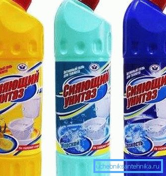 En la foto, use limpiadores para el hogar con un sesgo profesional. En la foto, use limpiadores para el hogar con un sesgo profesional.