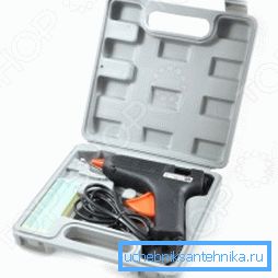 La foto muestra una herramienta especial: una pistola para pegamento (la cosa es conveniente, puede ser útil en el hogar) La foto muestra una herramienta especial: una pistola para pegamento (la cosa es conveniente, puede ser útil en el hogar)