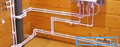 La foto muestra el cableado interno de las tuberías, que está conectado a una unidad de automatización suspendida en una pared. La foto muestra el cableado interno de las tuberías, que está conectado a una unidad de automatización suspendida en una pared.
