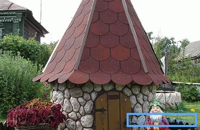 En la foto hay una casa de piedra para un pozo. En la foto hay una casa de piedra para un pozo.