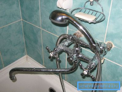 En la foto - la plomería clásica soviética para la ducha. En la foto - la plomería clásica soviética para la ducha.
