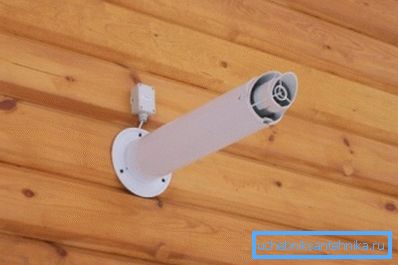En la foto - chimenea coaxial en una casa de madera.