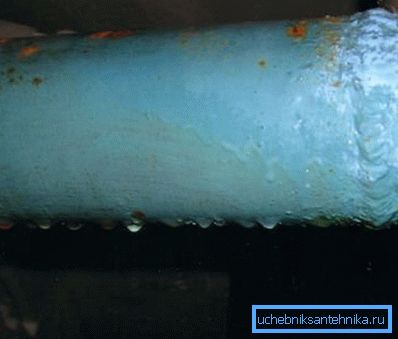 En la foto - condensado en la tubería de agua. En la foto - condensado en la tubería de agua.